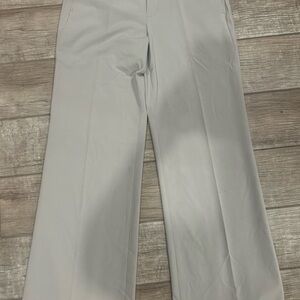 Brand new with tags GAP stretch trousers in a classic beige/khaki color. Size 6